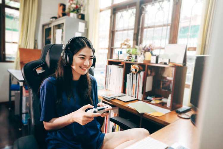 woman-playing-online-games