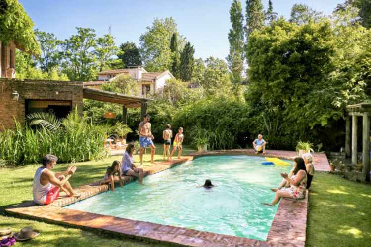 outdoor family fun in swimming-pool